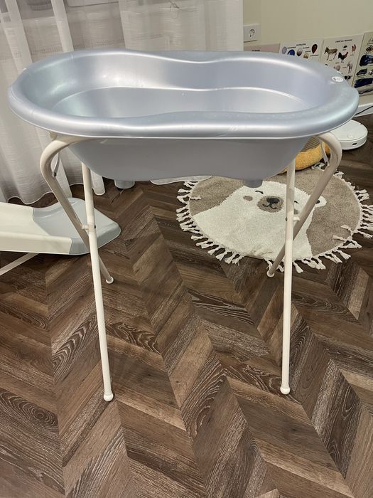 Дитяча ванночка з підставкою на ніжках