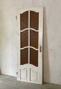 Білі дерев'яні двері