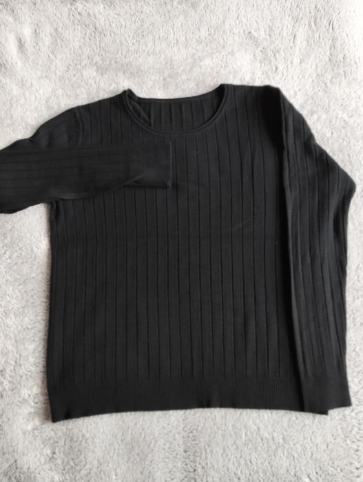 Czarny sweter w szeroki prążek