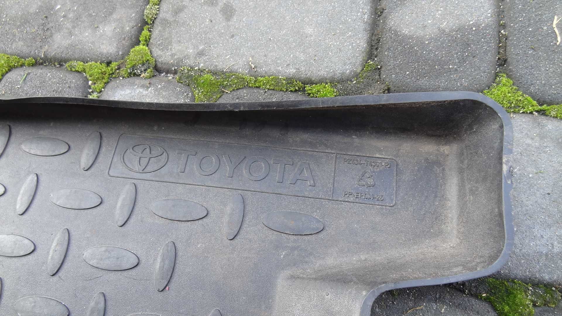 Toyota avensis T25i  wkład mata do bagażnika
