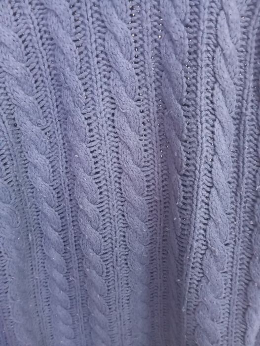 Camisola de malha azul tricotada