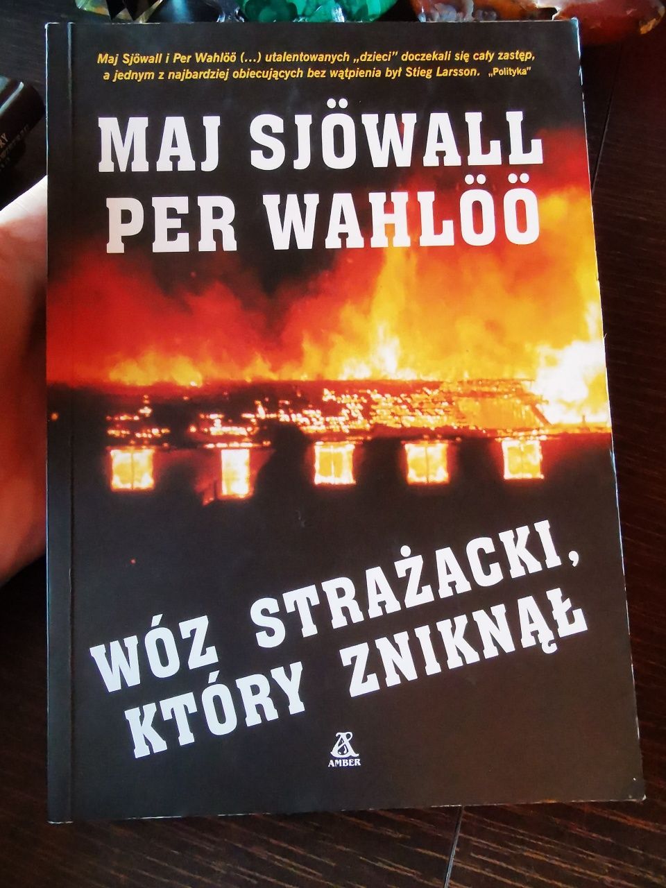 Sjowall, Wahloo - Mężczyzna na balkonie i 3 inne