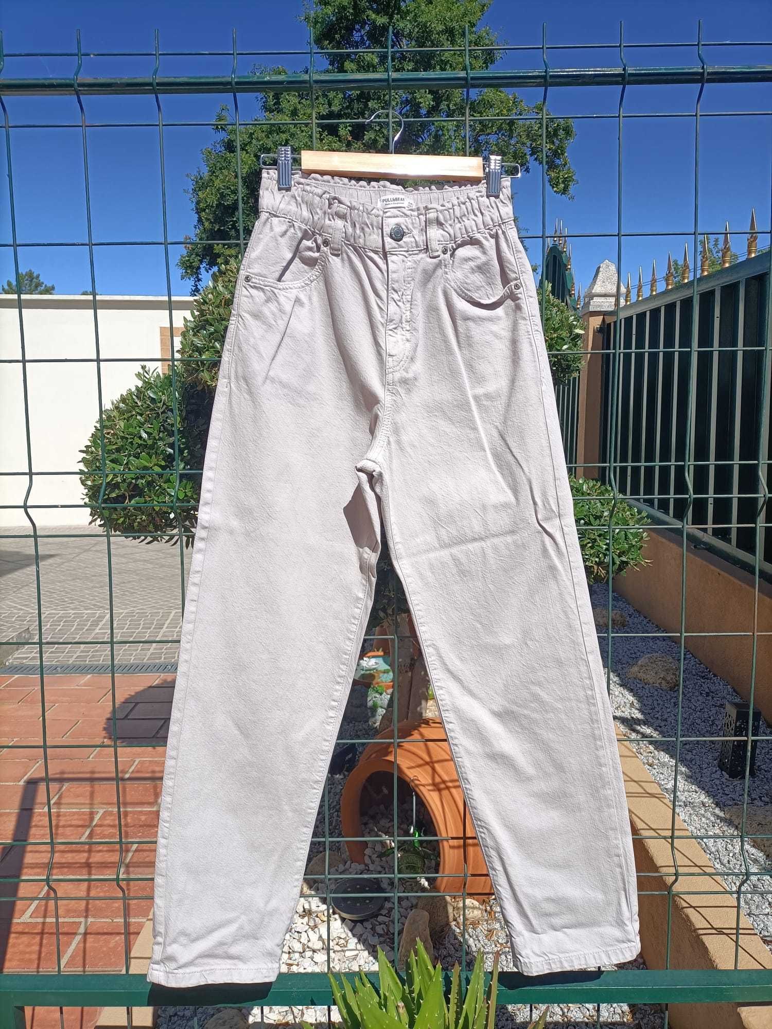 Calça bege com elástico na cintura