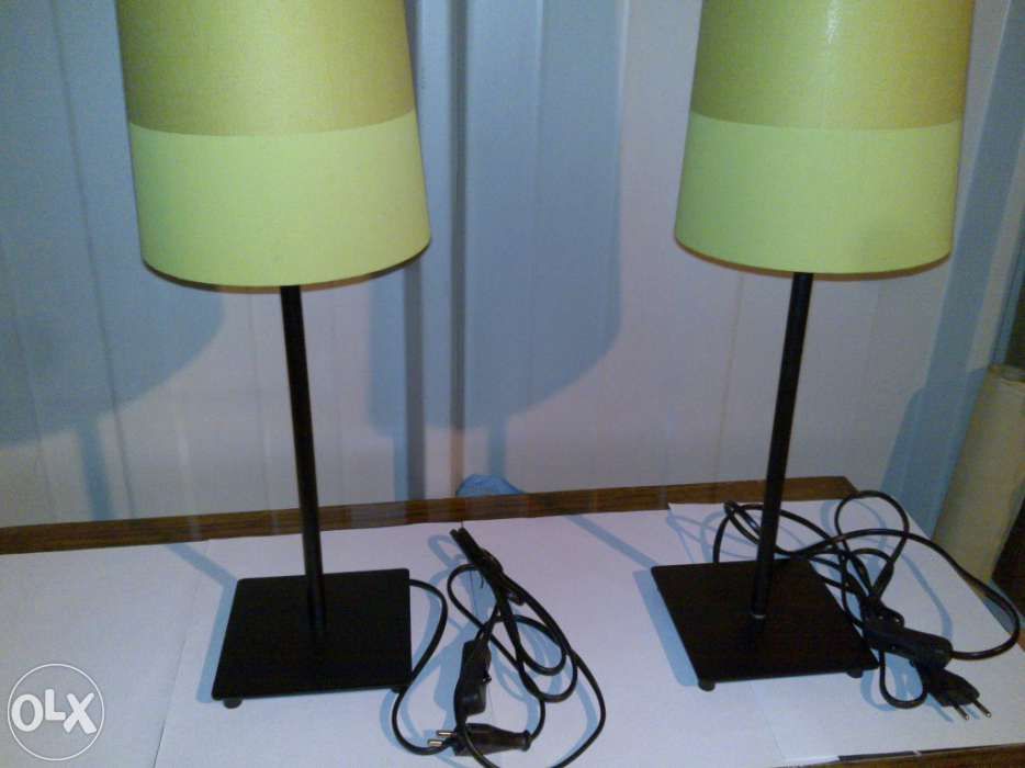 2 candeeiros com abajur de cor verde (quarto/sala)