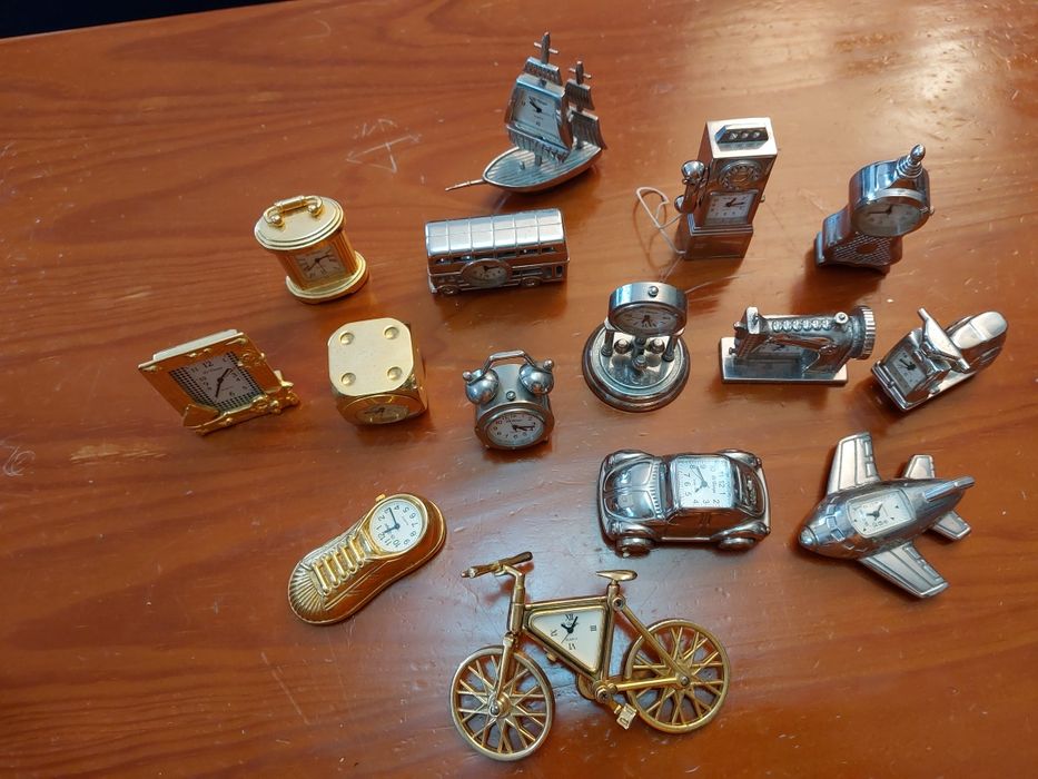 Coleção de 15 relógios.