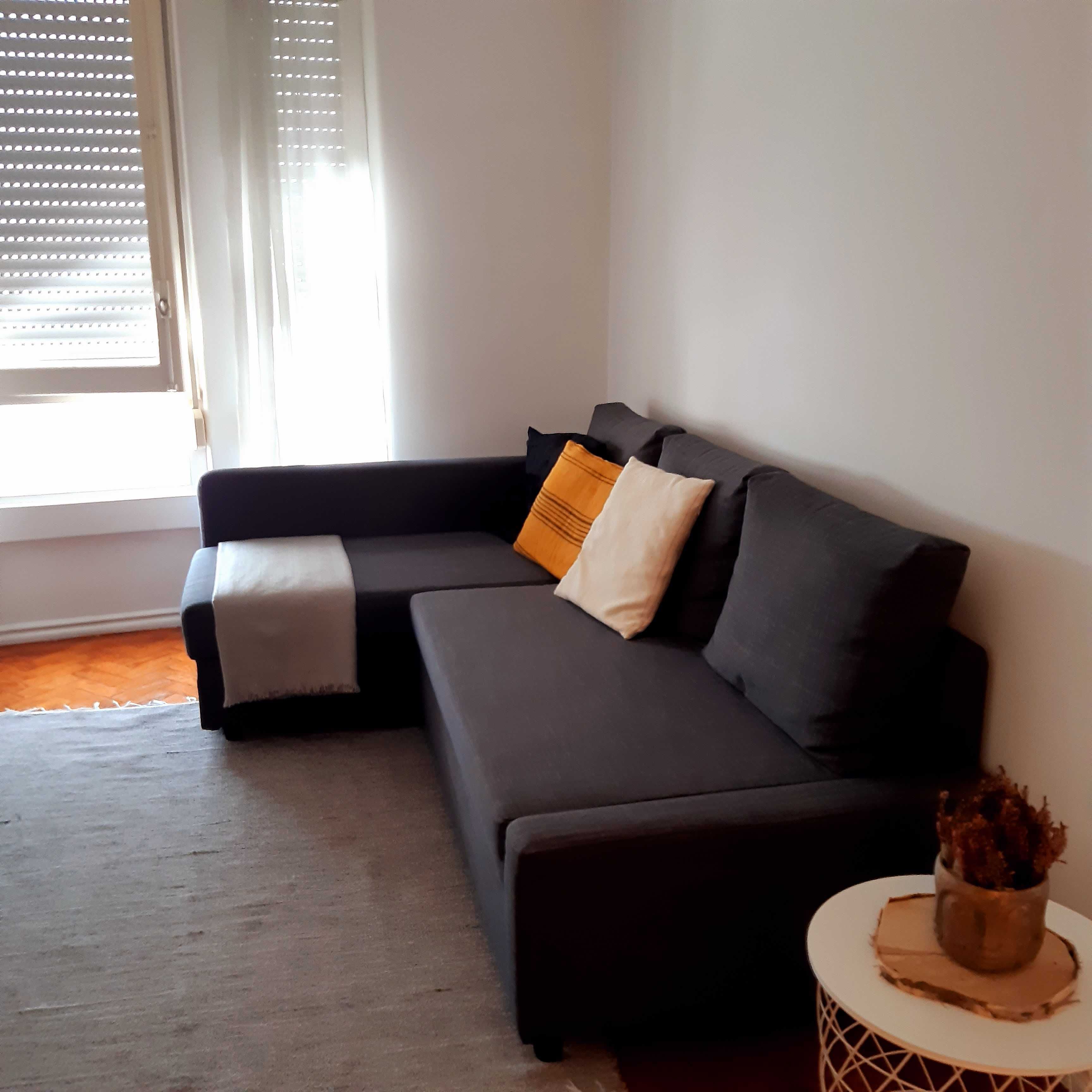 Sofá cama com chaiselongue como Novo