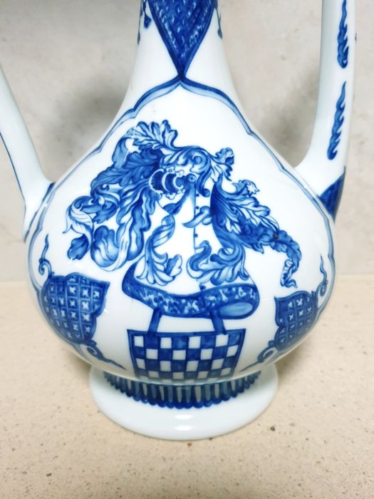 Fantasticogomil em porcelana NG-Armas de António Peixoto