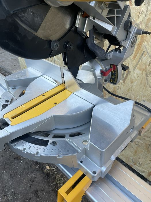 Торцовка комбінована dewalt d27113