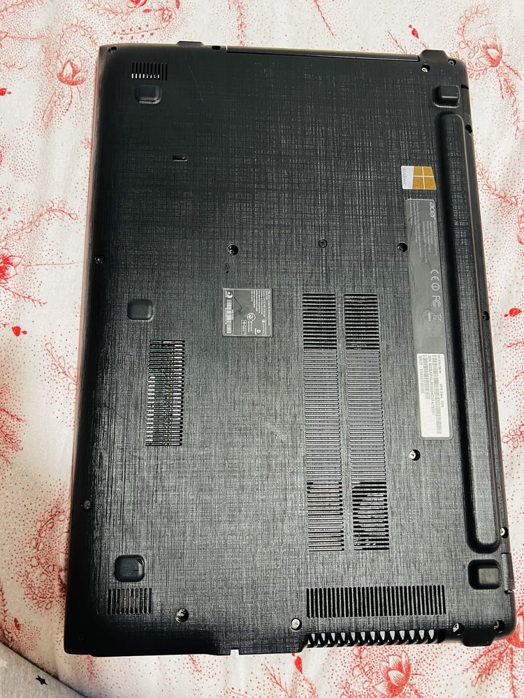 Computador portatil ACER vermelho.