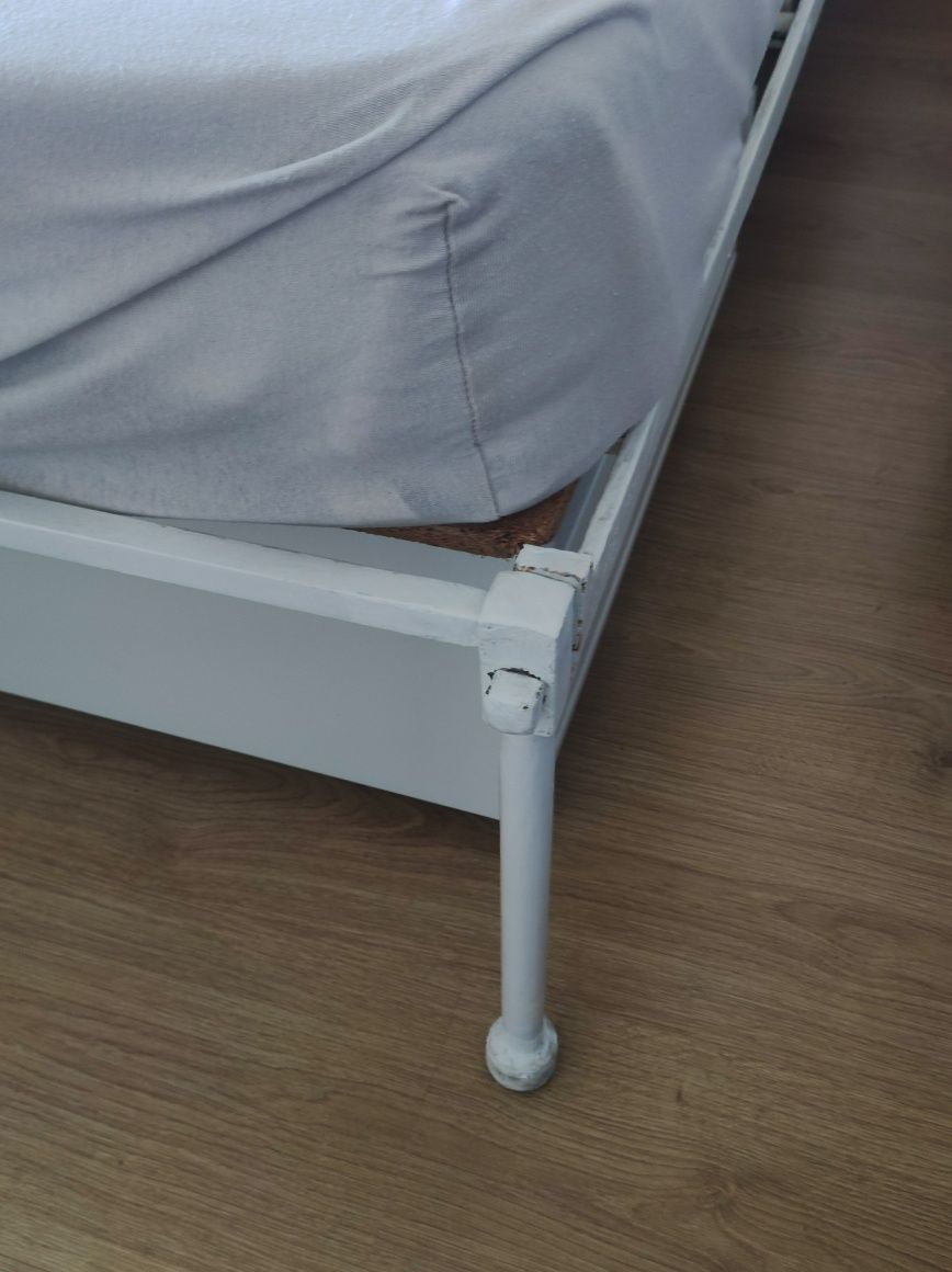 Cama de solteiro Vintage em ferro branco