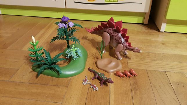 Zestaw playmobil stegozaur z młodymi dinozaury prehistoria.