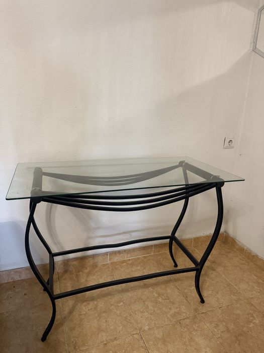 Mesa com tanpo de vidro