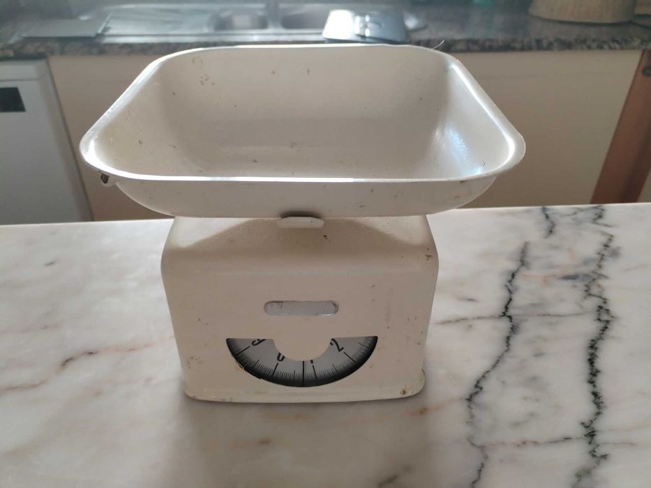 Balança vintage em metal pintado