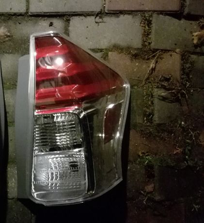 Lampa tył Toyota Prius plus prawa igła