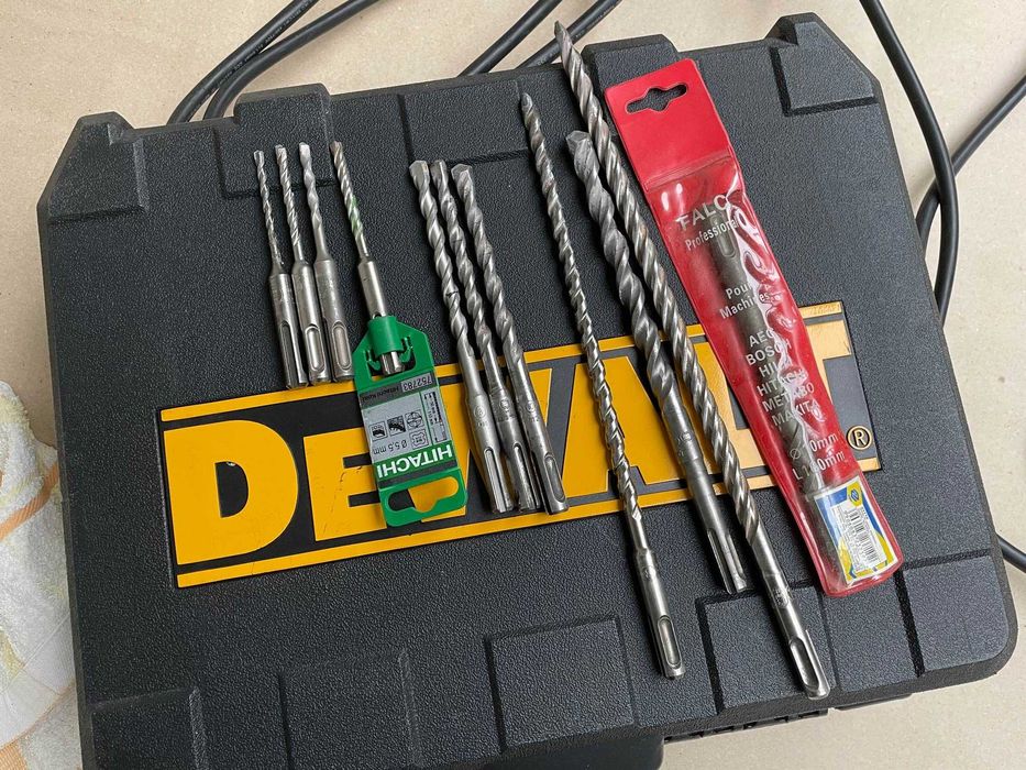 Zadbana młotowiertarka Dewalt D25003 (650W)