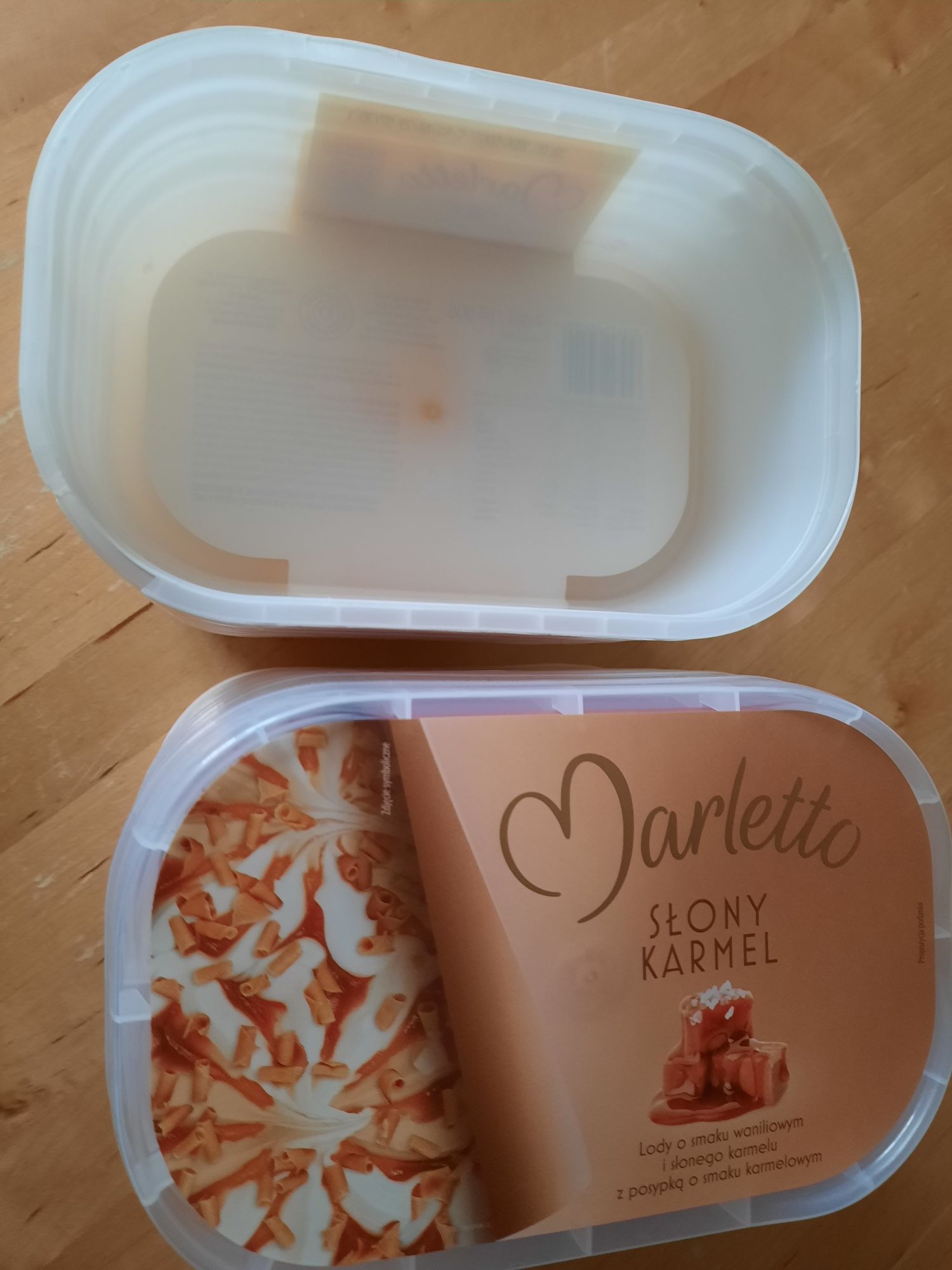 Plastikowe pojemniki. Nadają się do żywności. Można w nich mrozić.