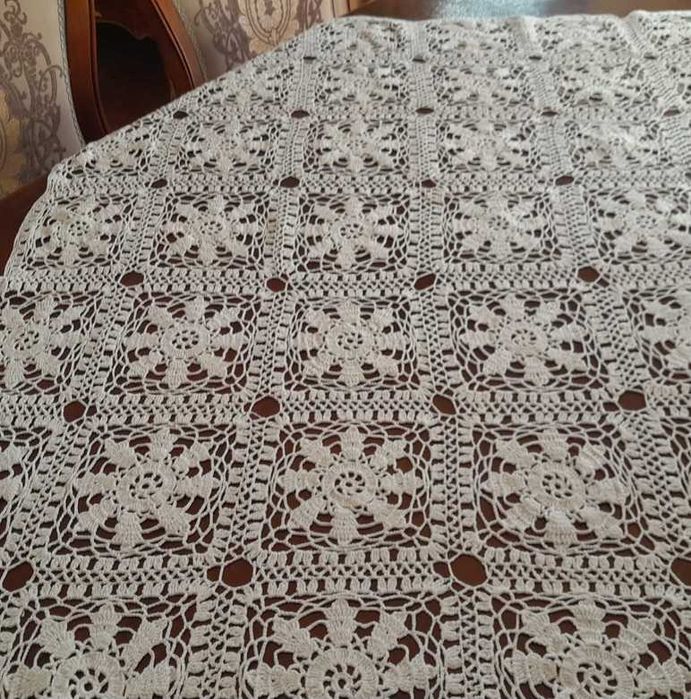 Obrus ręcznie wykonany z kordonka 105 cm x 105 cm