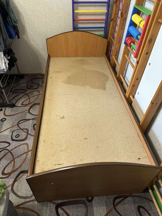 Терміново продам ліжко з двома шухлядами. Спальне місце 90х190,