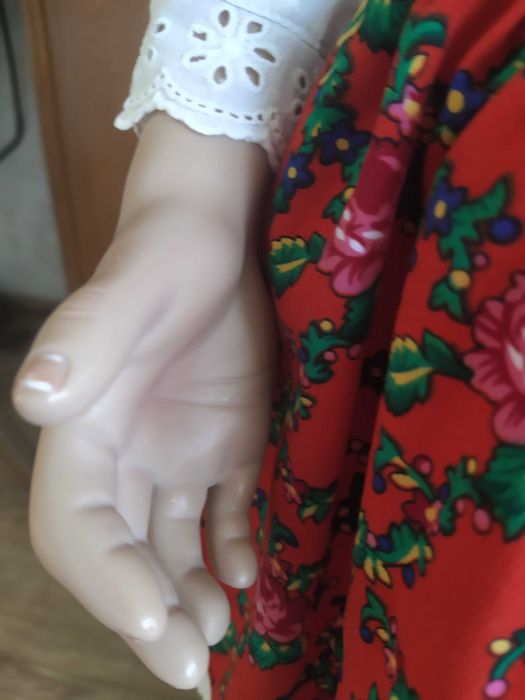 Lalka kolekcjonerska, winylowa, Susan Lippl, 95cm, w stroju ludowym
