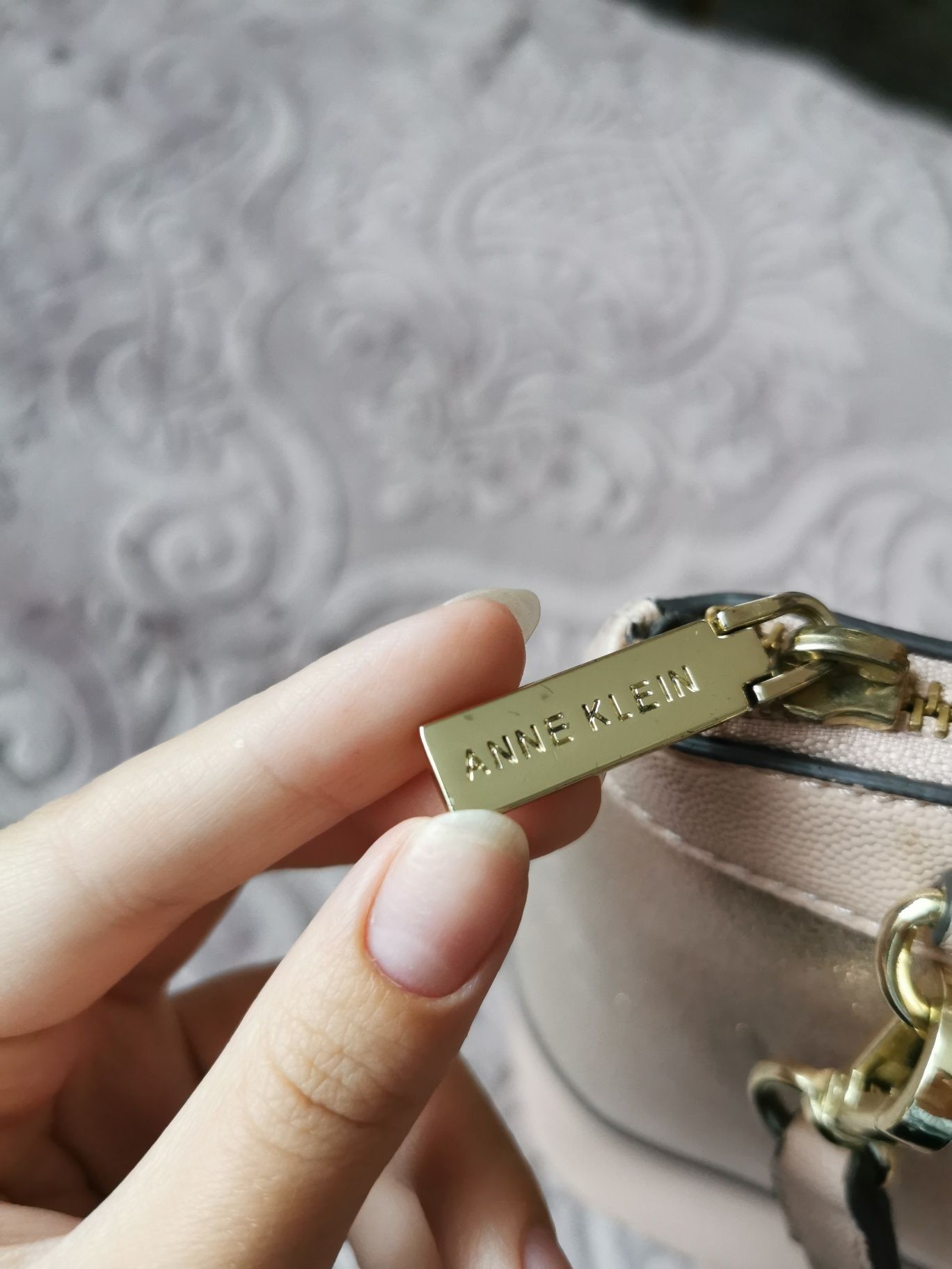 Torebka Anne Klein brzoskwiniowa torba błyszcząca lśniąca kuferek