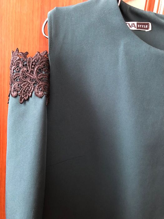 Красива сукня ізумрудного кольору