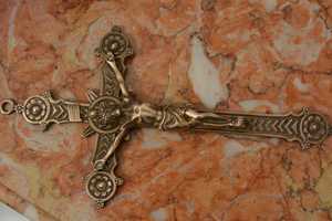 Lindo Crucifixo Antigo - latão dourado cor de Ouro velho (arte sacra)