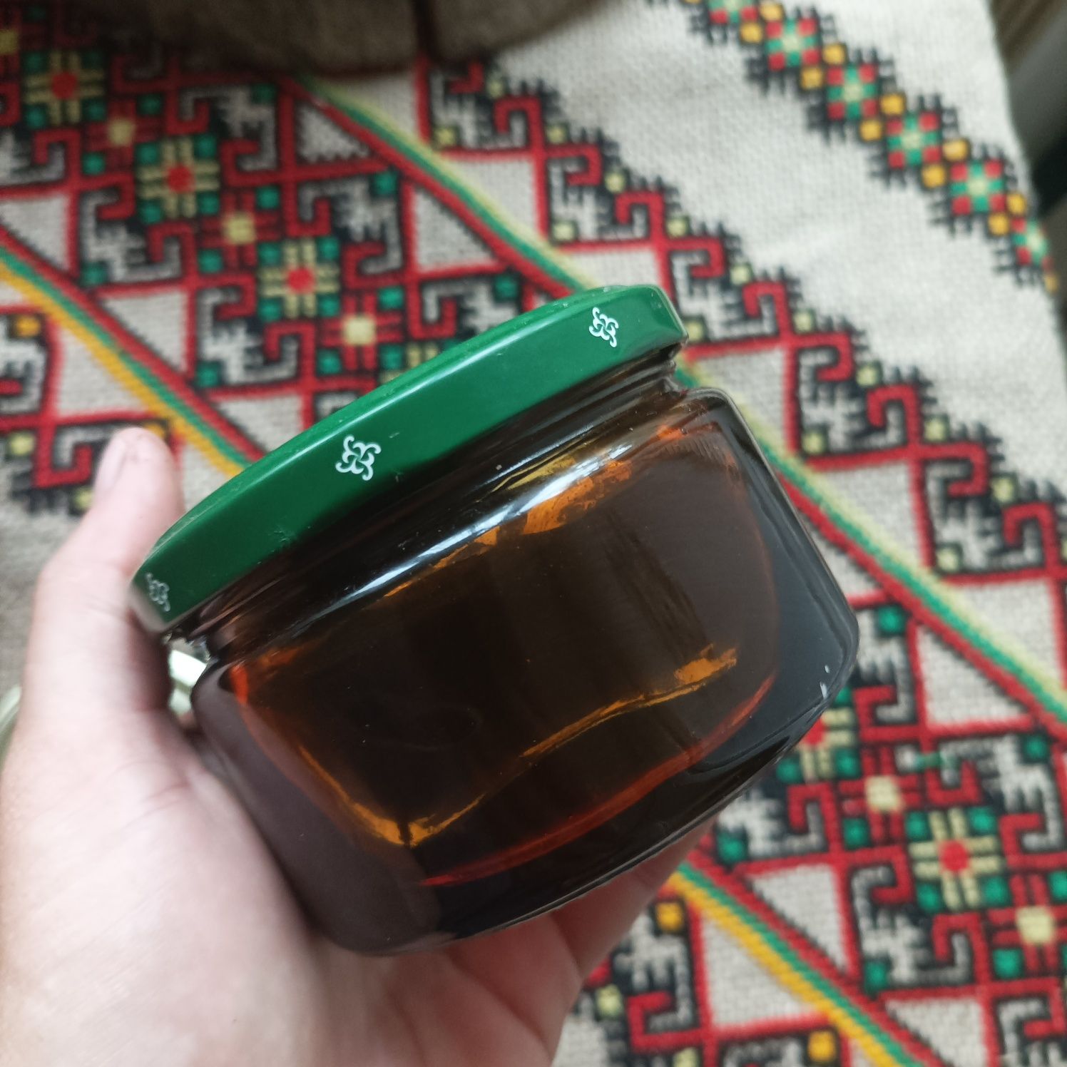 Мед з пагонів сосни з Карпат
