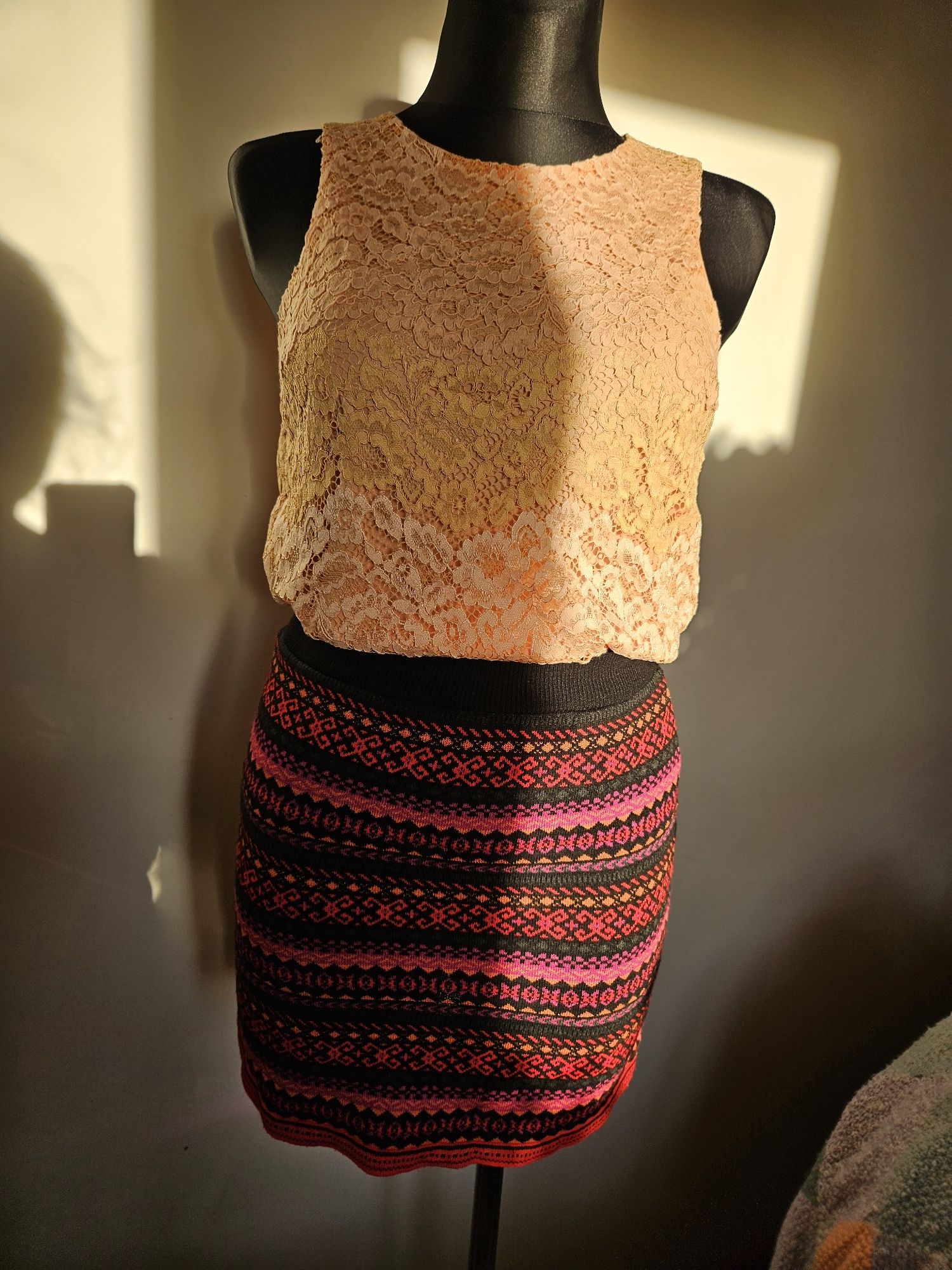 Kolorowa krótka spódnica dzianowa