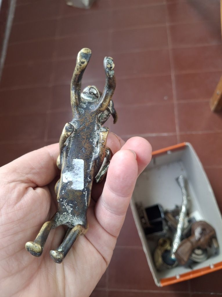 Escultura em metal burro cavaleiro