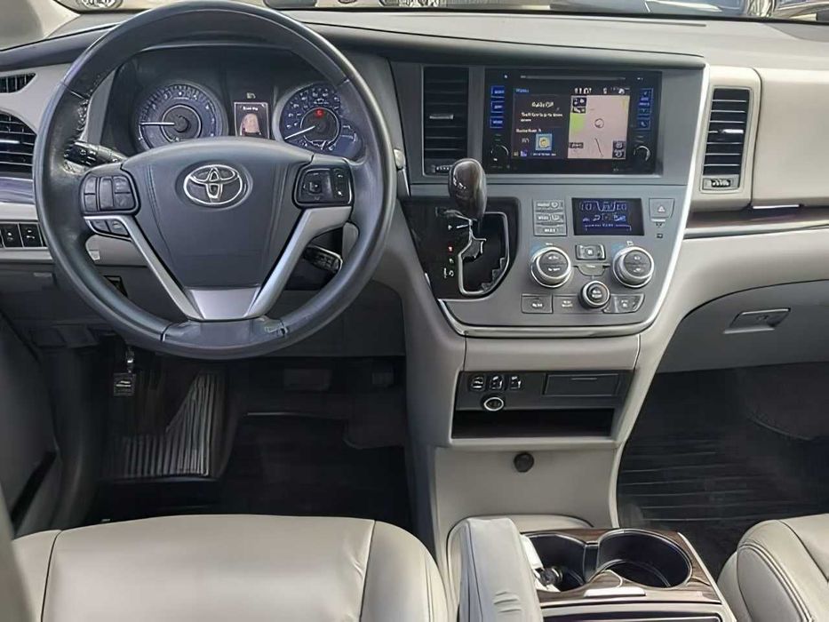 Toyota Sienna      2015