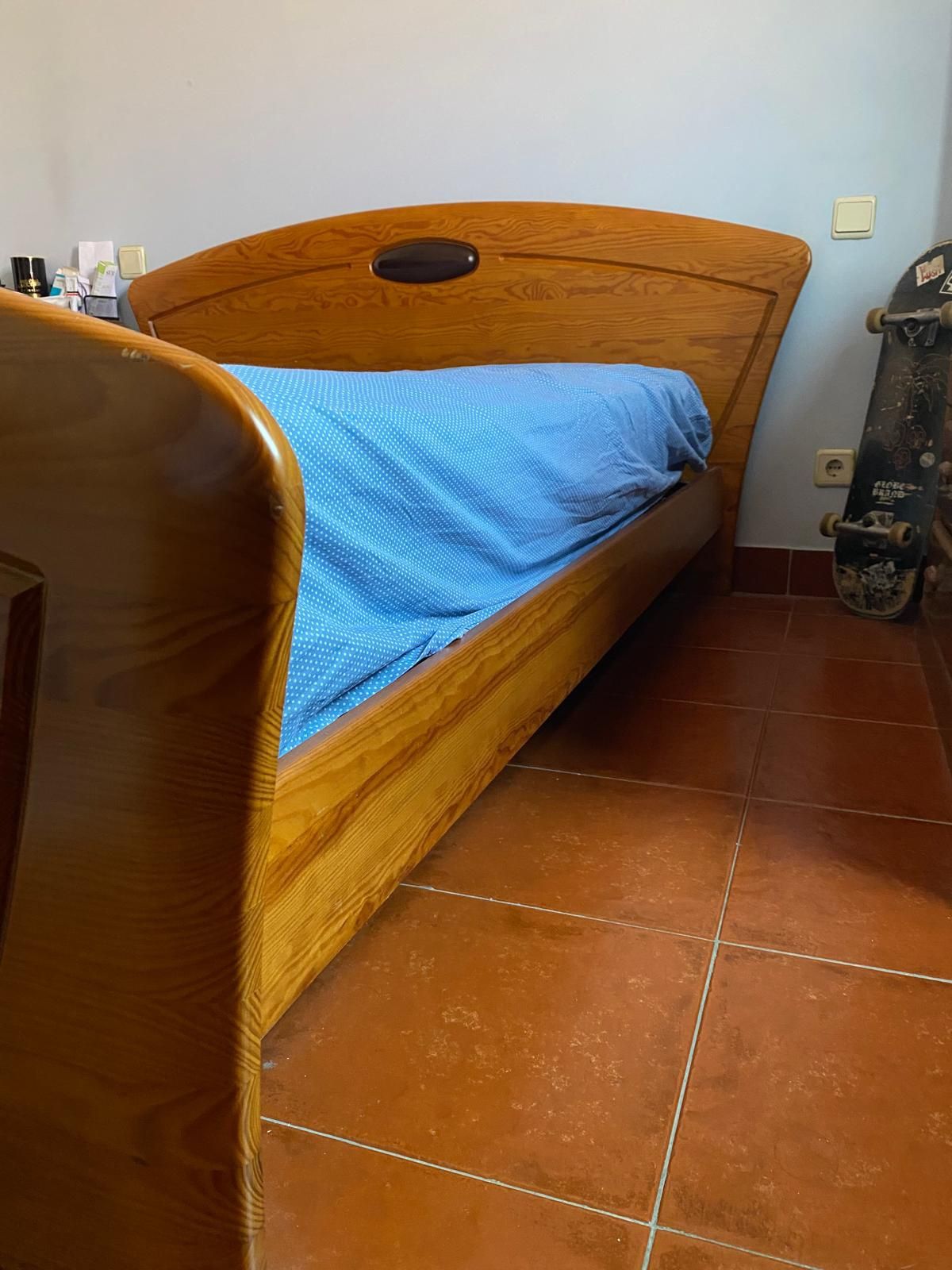 Cama de casal com colchão e estrado