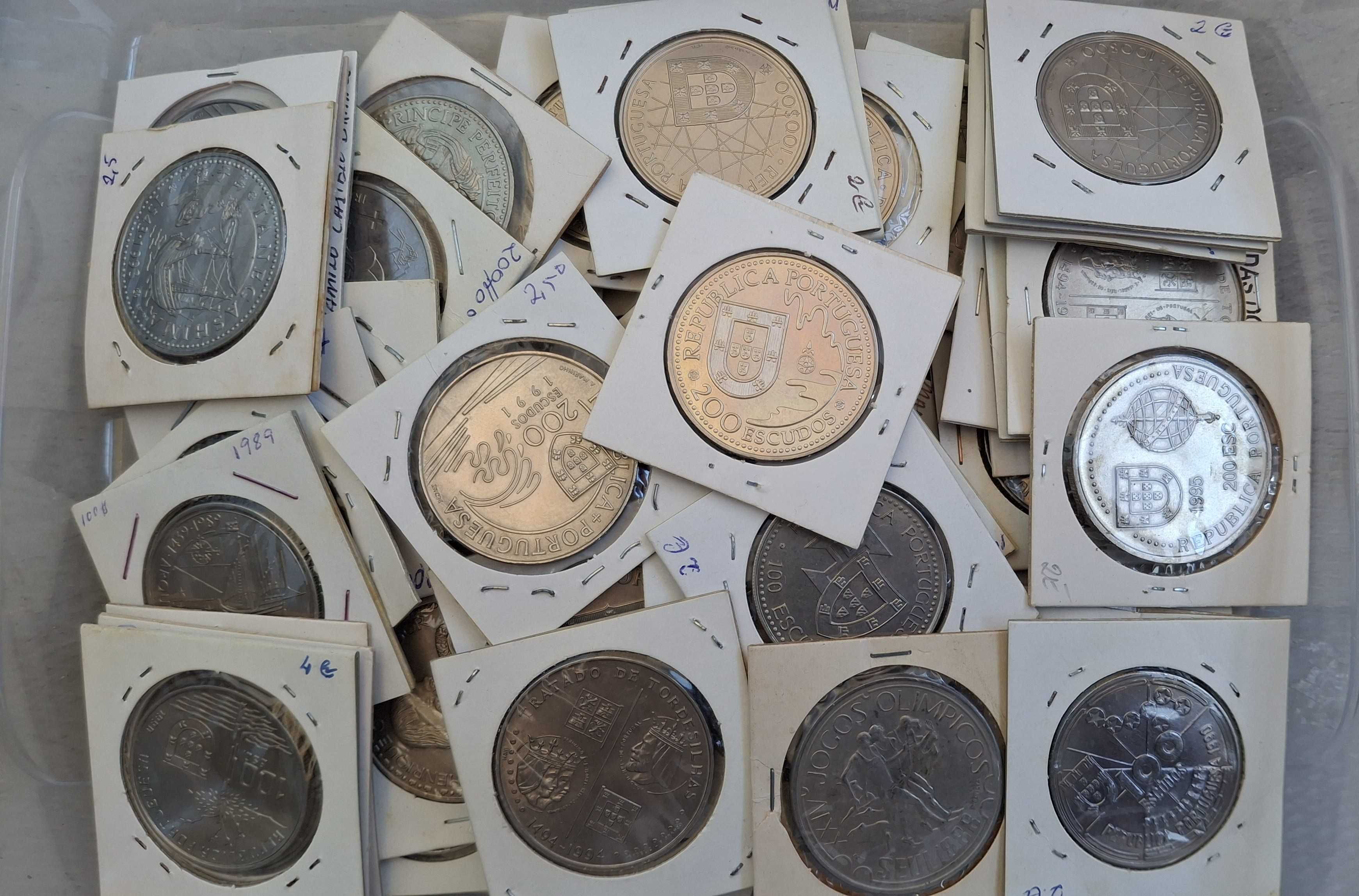 Lote de 50 moedas comemorativas de 100 - 200 - 250 escudos