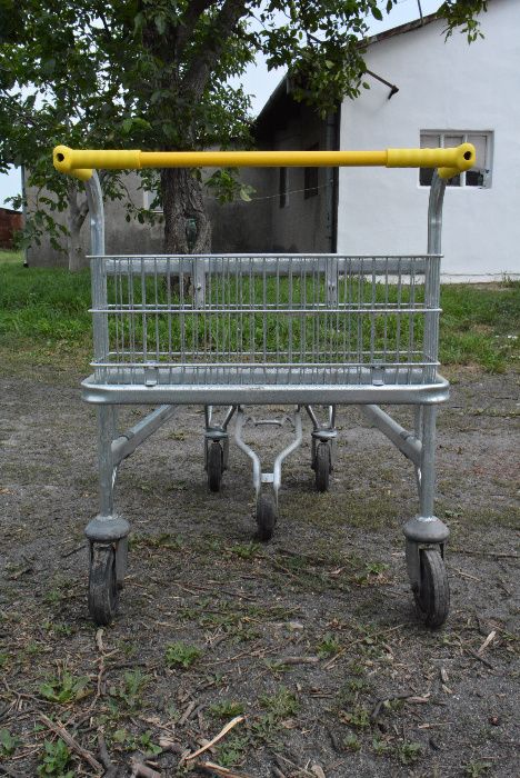 Wózek jeżdzący z platformą na sprężynie