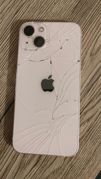 Uszkodzony iPhone 13 Pink