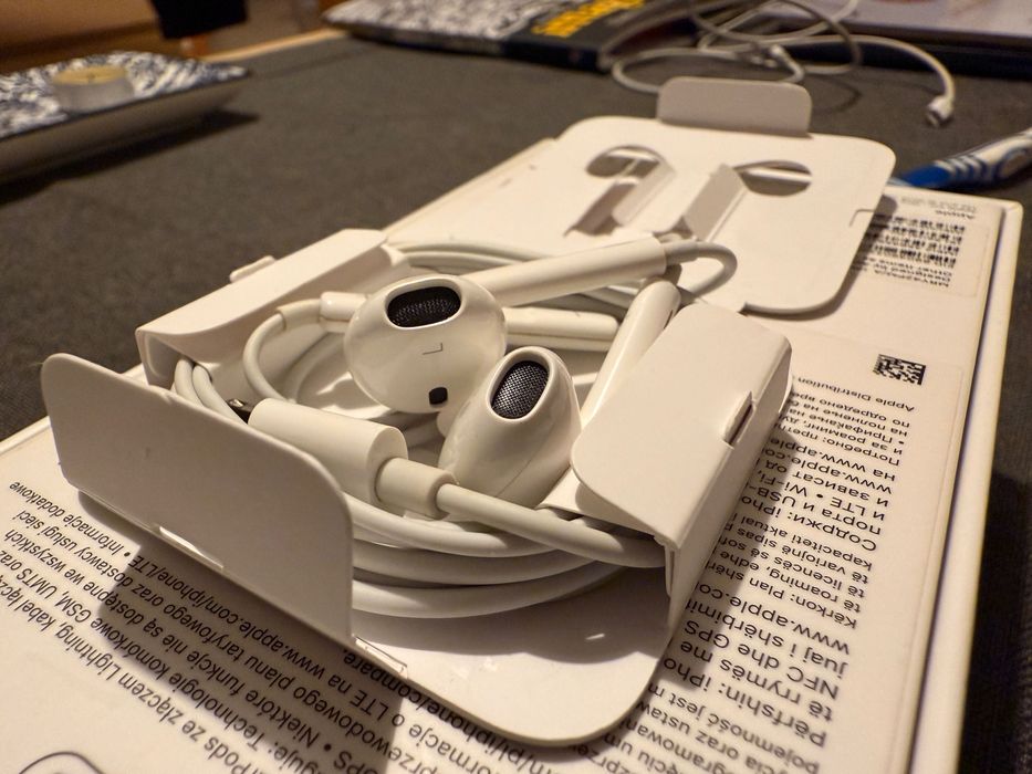 iPhone XR 64 GB Czarny 85% – stan idealny – EarPods Lightning + kabel