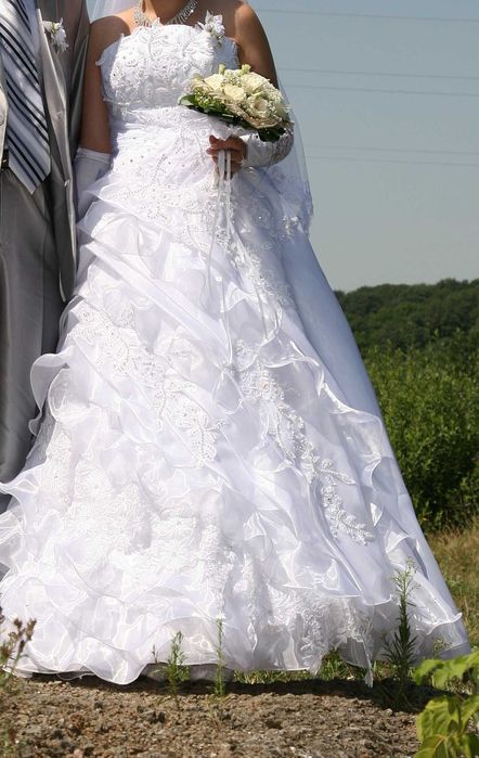 Продам весільну сукню з рукавичками