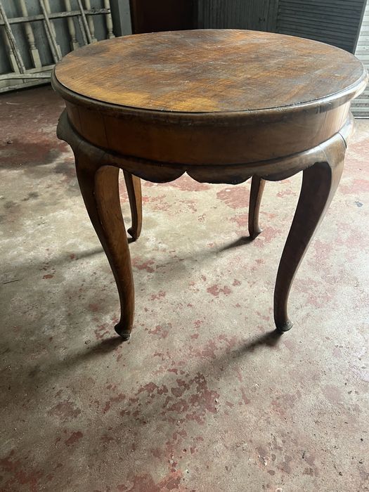 Mesinha antiga em bom estado