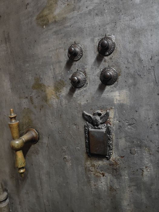 Cofre muito antigo em ferro a base é topo é madeira