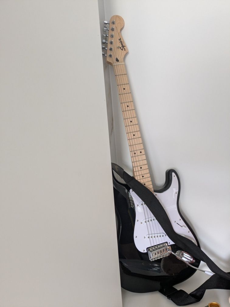Guitarra iniciantes Fender Squier Stratocaster com amplificador