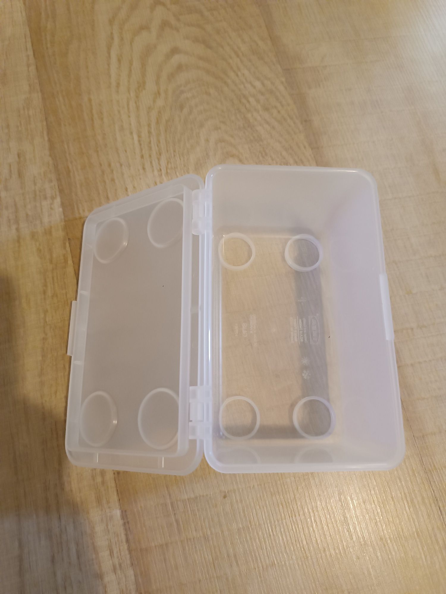Jasne matowe pojemniki z IKEA