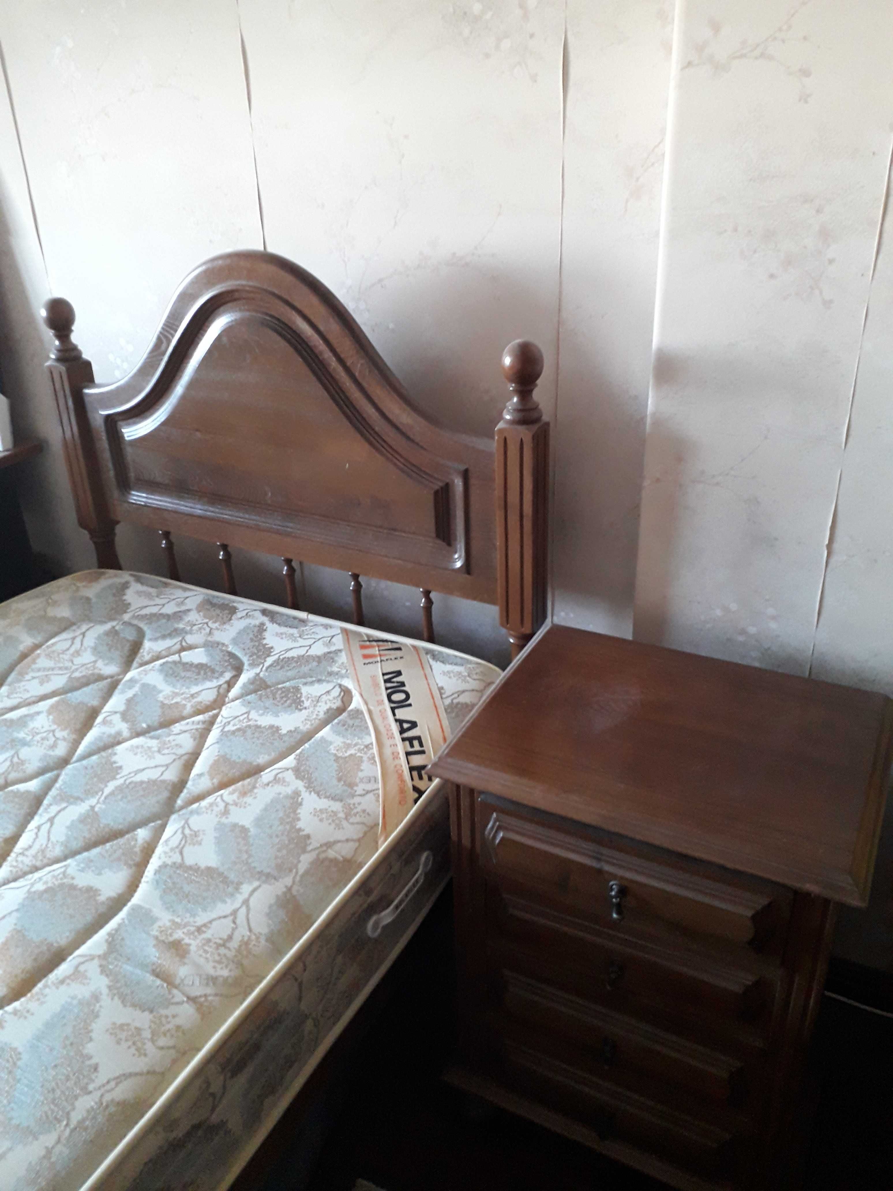 Cama solteiro de madeira, estrado, colchão, mesa de cabeceira