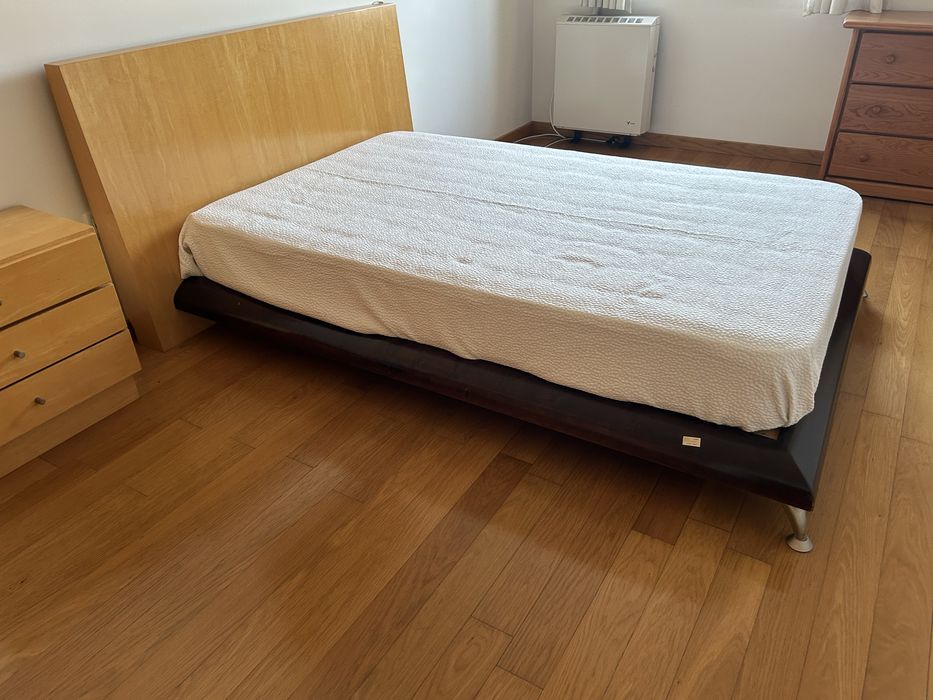 Cama e mesa de cabeceira de madeira maciça