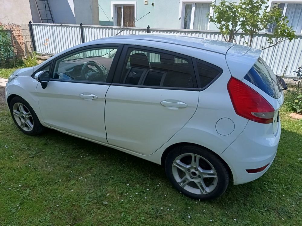 Ford fiesta 2009 р біла , на ходу , вам не треба іі ремонтувати