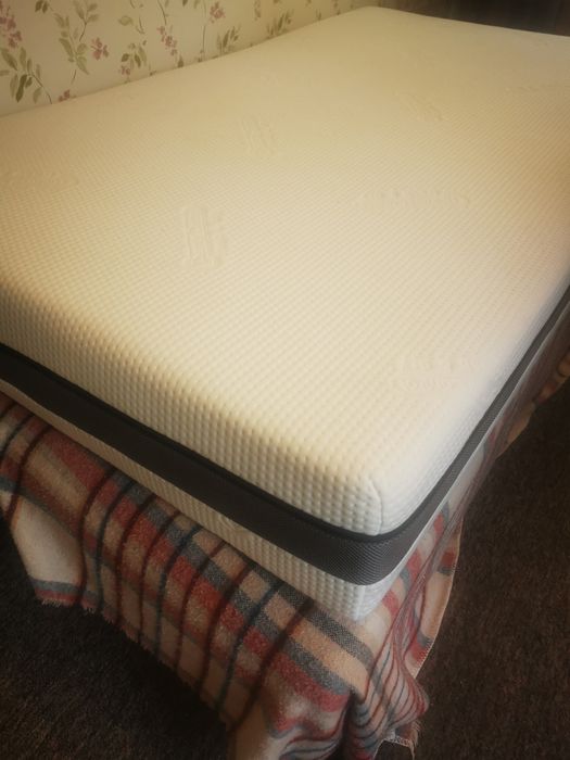 Łóżko, kanapa składana z materacem na wymiar.