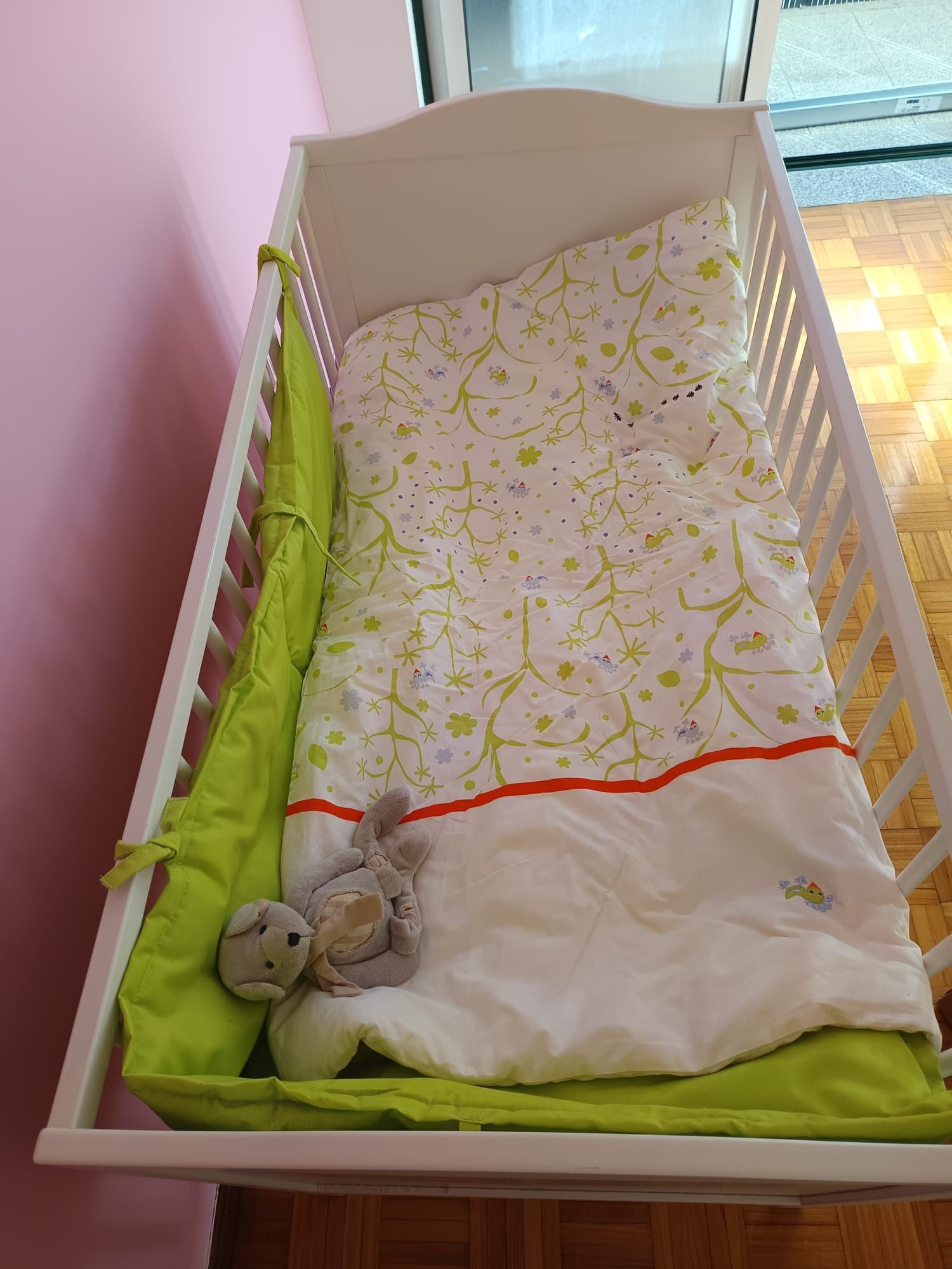 Cama de bebê branca