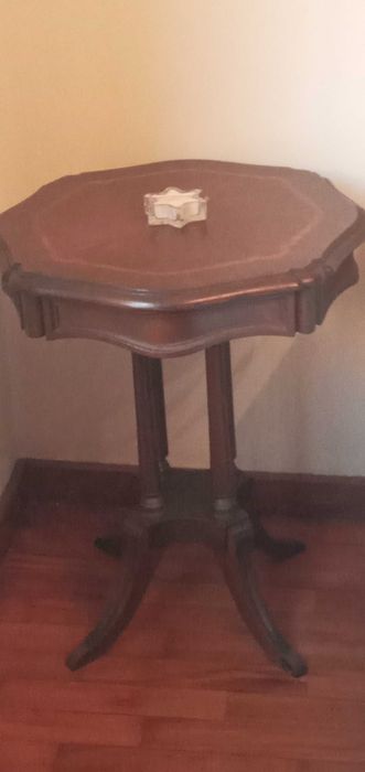 Mesa de apoio de mogno