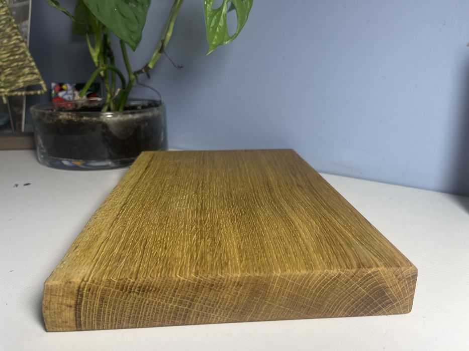 Gruba dębowa deska do krojenia z naturalna krawędzią wypełniona żywicą