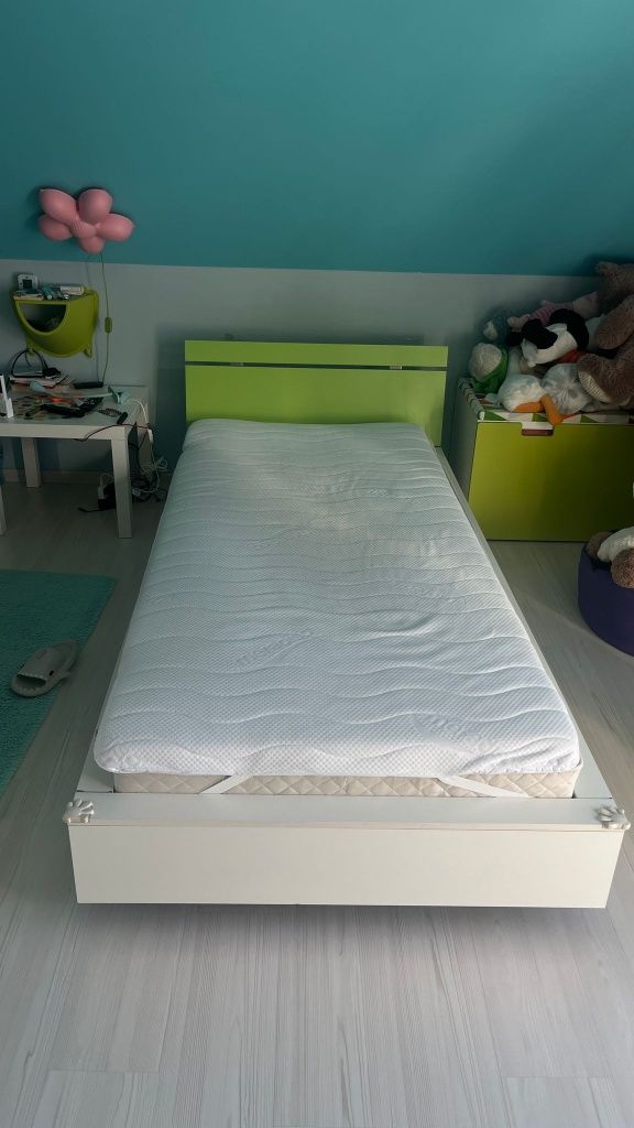 Łóżko z materacem