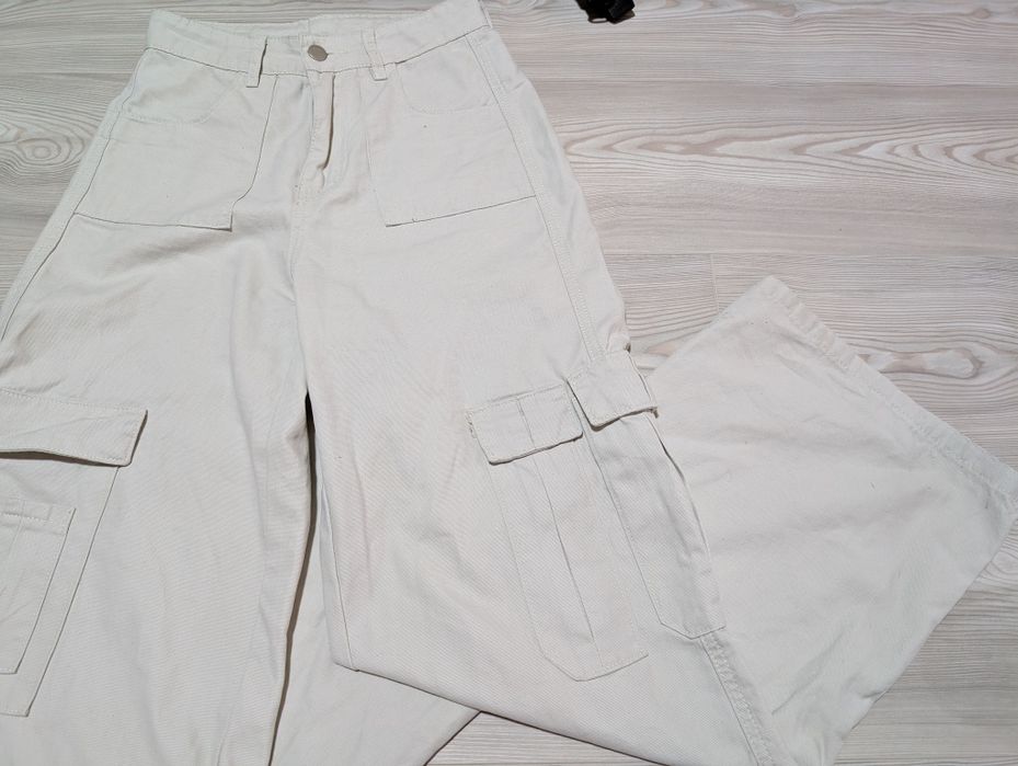 Жіночі штани джинс в молочному кольорі S розмір з накладними кишенями