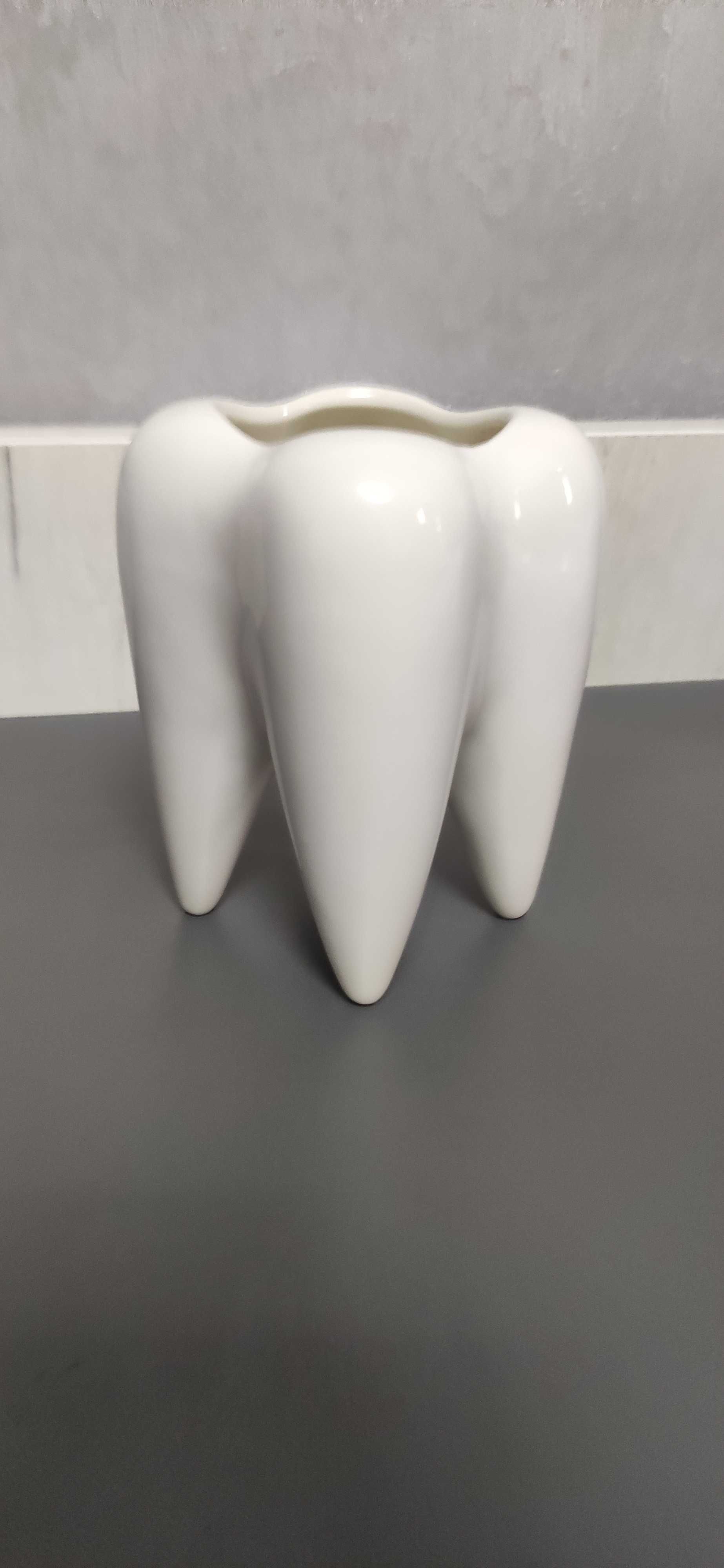 Керамічна ваза у формі зуба